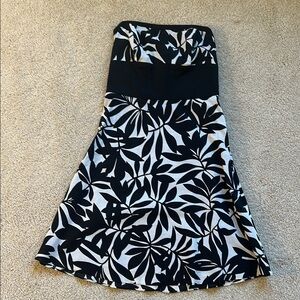 White House Black Market women’s stapless Black and White Strapless Dress size 4